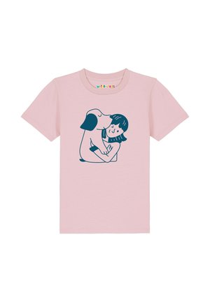 Hellrosa Kinder-T-Shirt mit blauer Illustration eines Mädchens, das einen Hund umarmt, der ihr Gesicht leckt.