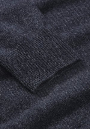 Donker marineblauwe trui stof met een zachte, gestructureerde weving. Heeft een ribgebreide manchette die fijne vezels toont en een gezellige uitstraling creëert.