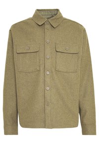 Olijfgroene flanellen shirt met een button-down kraag, voorzien van twee borstzakken en zes bijpassende knopen aan de voorkant. Zachte textuur.