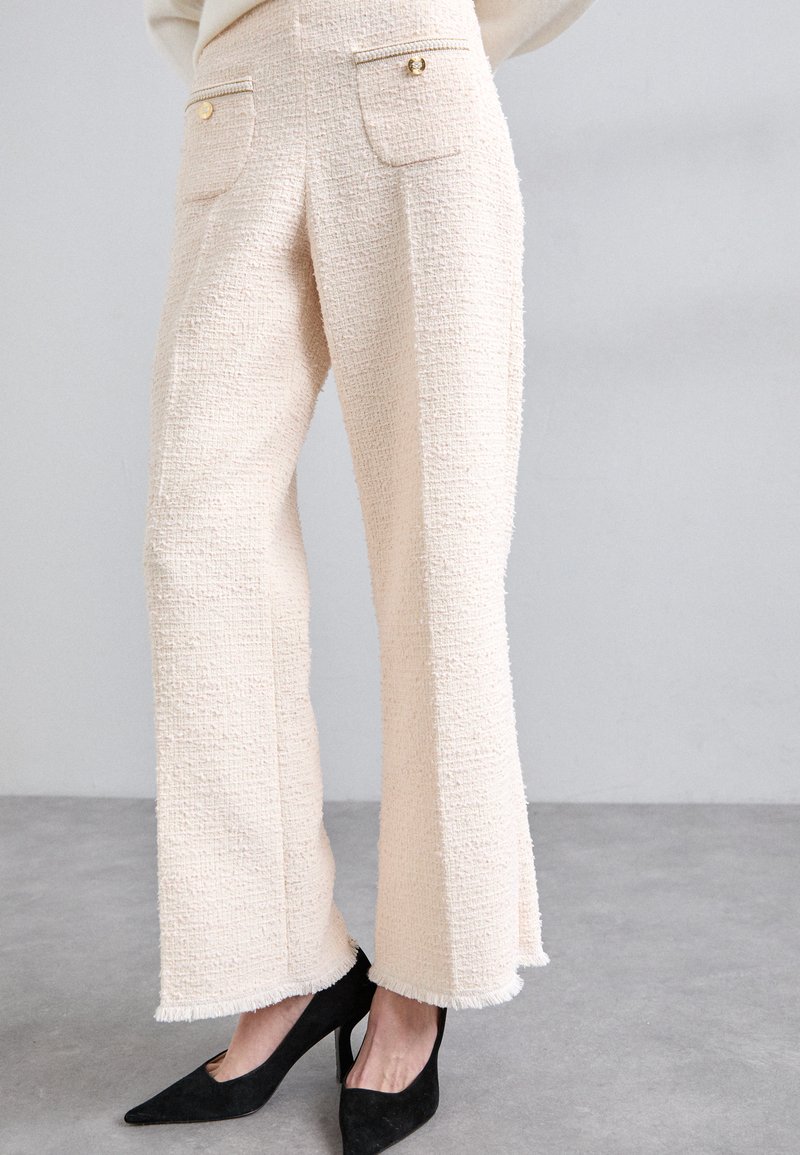 sandro PANTALON Nadrágok ecru/rose/világosrózsaszín