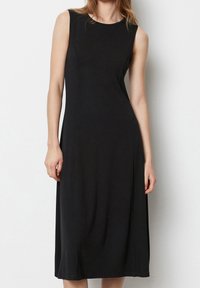 Czarna, bezrękawnikowa sukienka midi z okrągłym dekoltem, gładką teksturą i dopasowanym krojem, oferująca prosty i elegancki design.