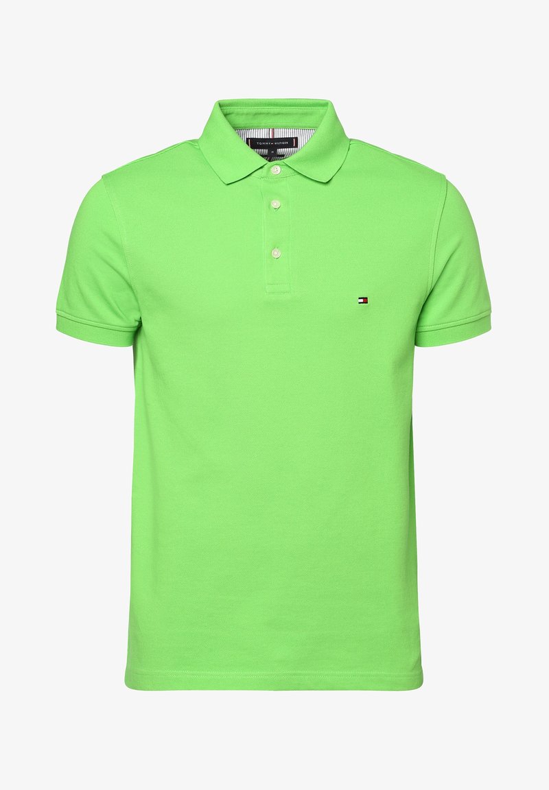Polo vert vif à manches courtes avec trois boutons blancs et petit logo Tommy Hilfiger sur la poitrine gauche.