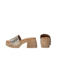 Kurken hakschoenen met metalen geperforeerde bovenkant, voorzien van decoratieve studs aan de voorkant en een gladde tan leren voetbed.