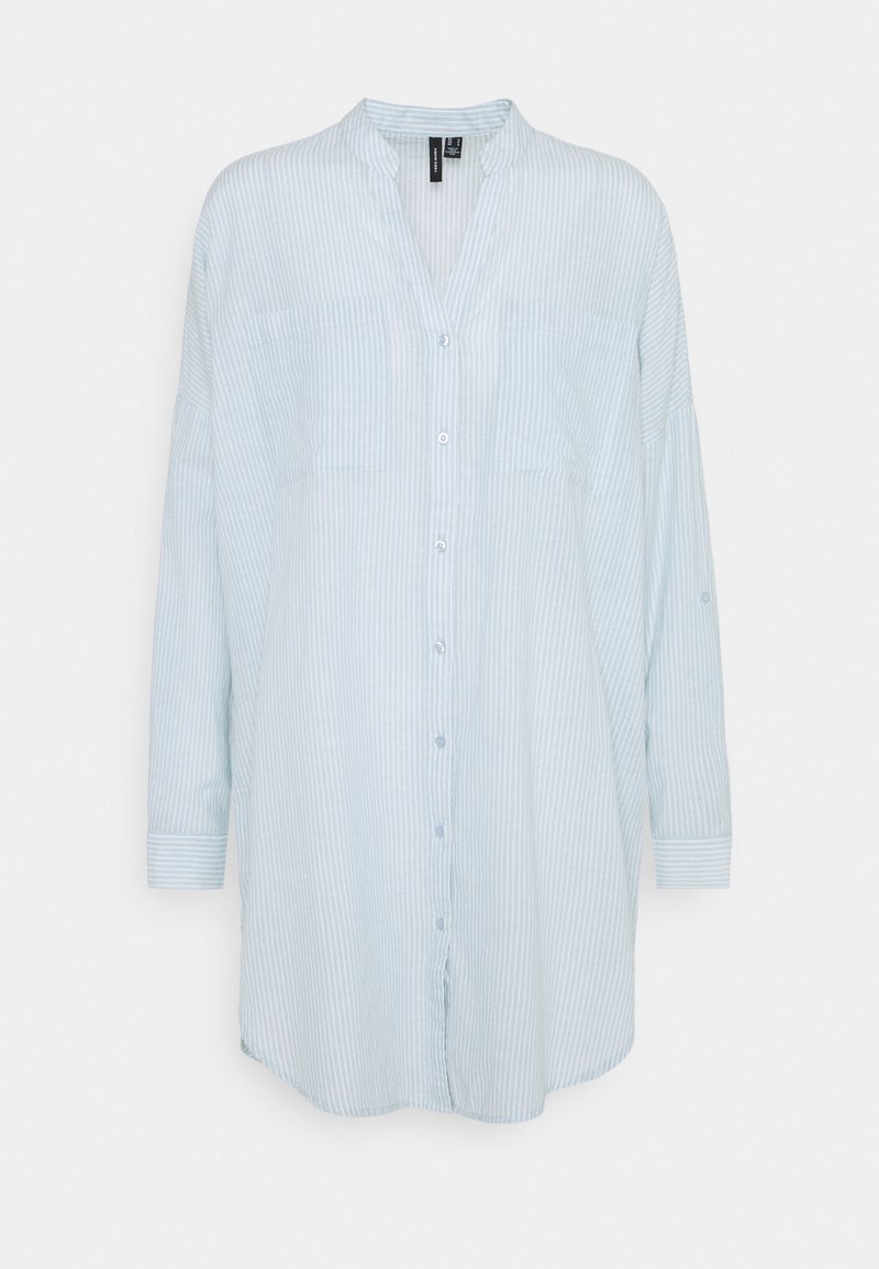Chemise longue à rayures verticales bleu clair et blanc, boutonnée, à manches longues et sans col.