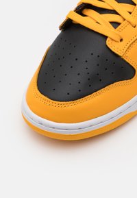 Nike Sportswear DUNK RETRO - Sapatilhas - black/goldenrod/white
