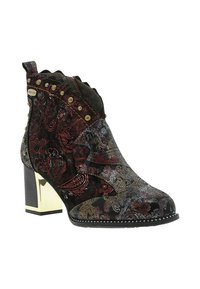 Bottine à talon en tissu noir à motifs avec des accents dorés, présentant des motifs floraux et un talon carré brillant.