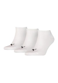 Tres pares de calcetines tobilleros blancos con una textura suave y un logo negro en el lado externo, diseñados para ofrecer comodidad y transpirabilidad.