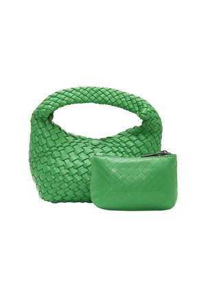 Borsa a tracolla verde in tessuto intrecciato con manico arrotondato, abbinata a una piccola pochette verde testurizzata. Entrambi realizzati in morbida pelle e presentano un design intrecciato.