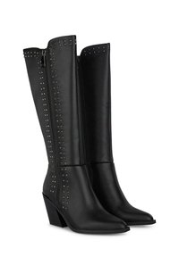 Czarne, skórzane botki do kolan z ostro zakończonymi noskami i kwadratowym obcasem. Ozdobione metalowymi ćwiekami po bokach oraz zamkiem błyskawicznym.