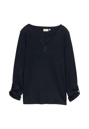 Navy blauwe Henley shirt met lange mouwen, drie knopen aan de voorkant en opgerolde manchetten, maat medium, op een effen achtergrond.