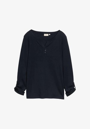 Maglietta Henley a maniche lunghe di colore blu navy con tre bottoni frontali e maniche arrotolate, taglia media, sfondo semplice.