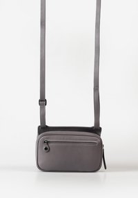 Borsa a tracolla grigia in pelle con scomparto principale con zip, tasca frontale e tracolla regolabile. Texture liscia e design minimalista.