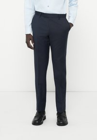 Marina skräddarsydda byxor i texturerat tyg, med slim fit, bältesslingor och fickor, som matchas med svarta loafers.