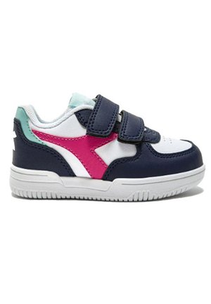 Sneaker blu e bianchi con un accento rosa, due cinturini adesivi neri e una suola bianca testurizzata. Materiale morbido simile alla pelle.