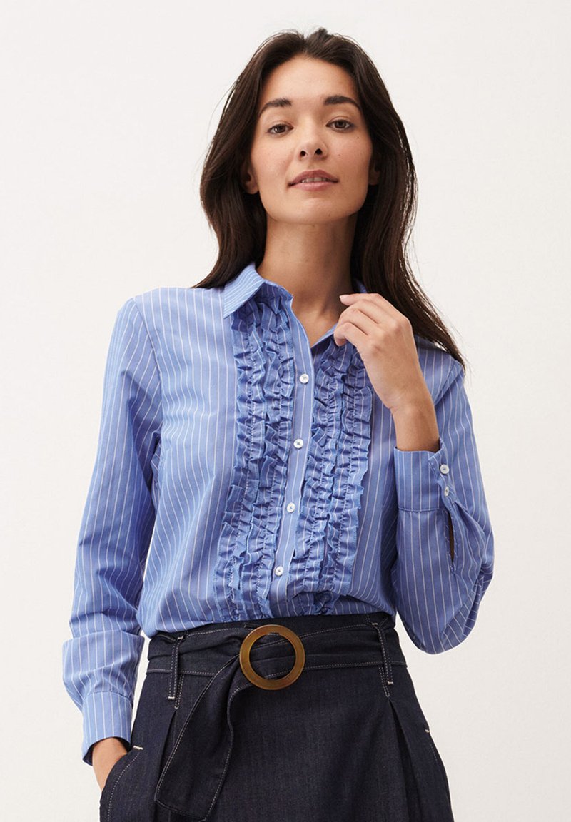 Blauw-wit gestreepte blouse met een ruffle detail aan de voorkant, een button-down kraag, lange mouwen en manchetten met knoopsluitingen.