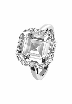 Sølvring med en stor, oktagonal klar ædelsten omkranset af mindre klare sten, med en poleret ring og geometrisk design.