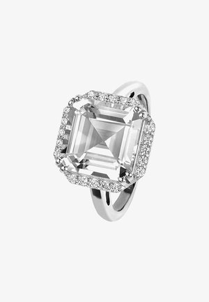 Sølvring med en stor, oktagonal klar ædelsten omkranset af mindre klare sten, med en poleret ring og geometrisk design.