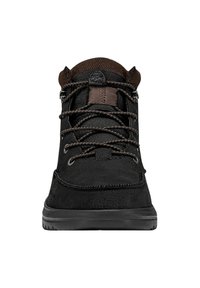 Stivaletti da hiking in suede nero con dettagli in tessuto marrone. Presentano una punta rotonda, lacci spessi e una suola in gomma testurizzata.