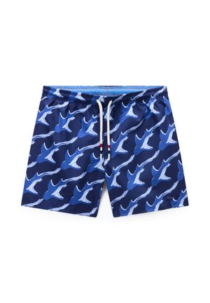 Granatowe spodenki kąpielowe z wzorem latającego płaszczki w jasnoniebieskim i białym kolorze oraz białym sznurkiem do wiązania z czerwonymi i niebieskimi akcentami.