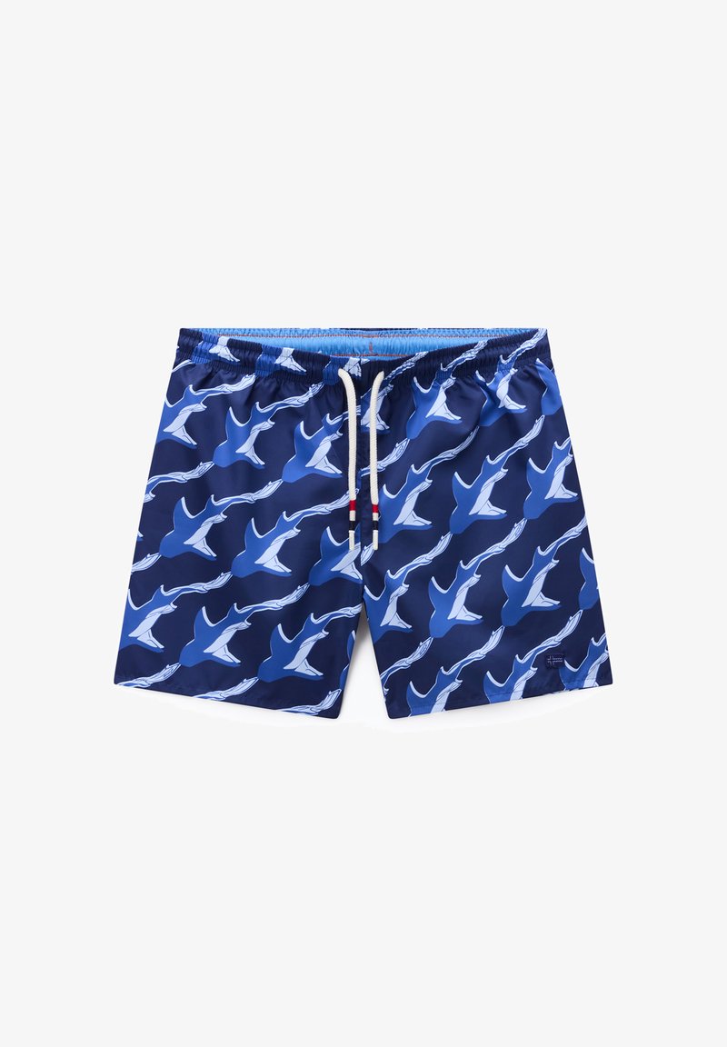 Bañador corto azul marino con patrón de rayas manta voladoras en azul claro y blanco, y cordón blanco con detalles en rojo y azul.