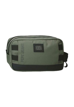 Bolsa de aseo rectangular verde con dos compartimentos con cremallera, base negra, asa negra y una parche negro con la bandera del Reino Unido.
