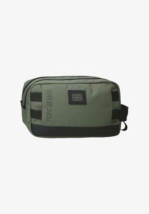 Bolsa de aseo rectangular verde con dos compartimentos con cremallera, base negra, asa negra y una parche negro con la bandera del Reino Unido.