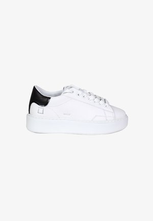 Sneaker bianco con tallone in pelle nera, punta rotonda e suola piatta; presenta una texture liscia e un delicato dettaglio di cucitura.