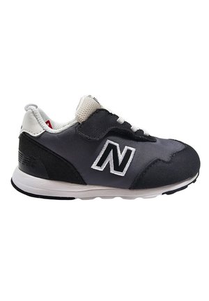 Sneaker nera e grigia con tomaia in tessuto, dettagli bianchi e colletto imbottito. Presenta un grande logo "N" bianco sul lato.