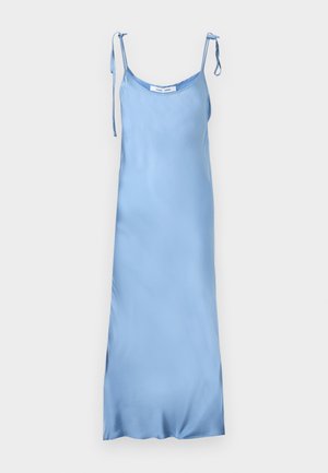 Világoskék szatén ujjatlan ruha állítható vállpántokkal, kerek nyakkivágással és hosszú, egyenes sziluettel.