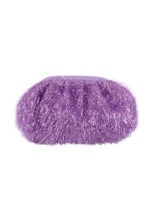 Geantă clutch pufoasă mov, cu material strălucitor texturat și design adunat, expusă pe un fundal alb.