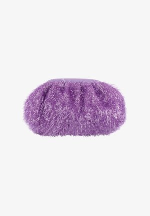 Geantă clutch pufoasă mov, cu material strălucitor texturat și design adunat, expusă pe un fundal alb.
