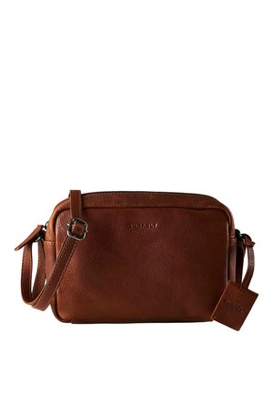 Sac bandoulière en cuir marron texturé avec bandoulière réglable, fermeture éclair, et étiquette en cuir attachée, marqué "Burkely" à l'avant.