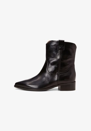 Svarta läderankelstövlar med spetsig tå, låg blockklack och sidodragkedja. Har subtila sömmar och varumärkeslogotyp på utsidan.