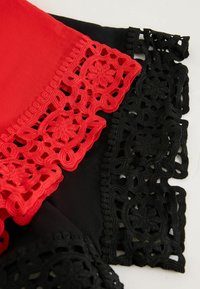 Ei valittu, red black