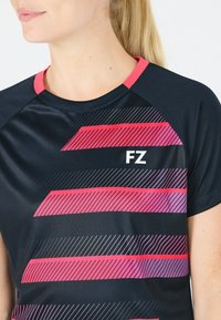 Sort atletisk t-shirt med korte ærmer, prydet med diagonale striber i pink og lilla samt bogstaverne "FZ." Glat, letvægtsstof.
