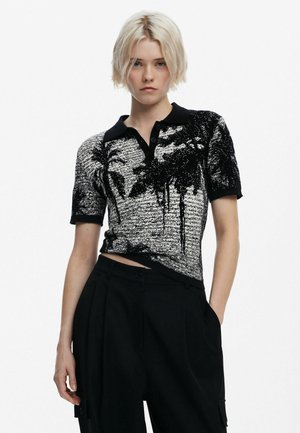 Polo a maniche corte bianco e nero con un motivo a maglia testurizzato e grafiche di palme. Presenta un colletto nero e chiusura con bottoni.