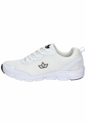 Weiße Sportschuhe mit einem oberen Teil aus Netzmaterial, schwarzem Logo, runder Zehenpartie und strukturiertem Sohlenprofil. Mit Schnürung und gepolstertem Fersenbereich für Unterstützung.