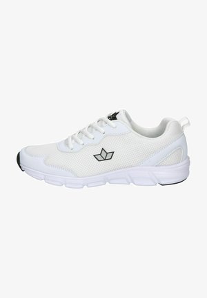 Weiße Sportschuhe mit einem oberen Teil aus Netzmaterial, schwarzem Logo, runder Zehenpartie und strukturiertem Sohlenprofil. Mit Schnürung und gepolstertem Fersenbereich für Unterstützung.