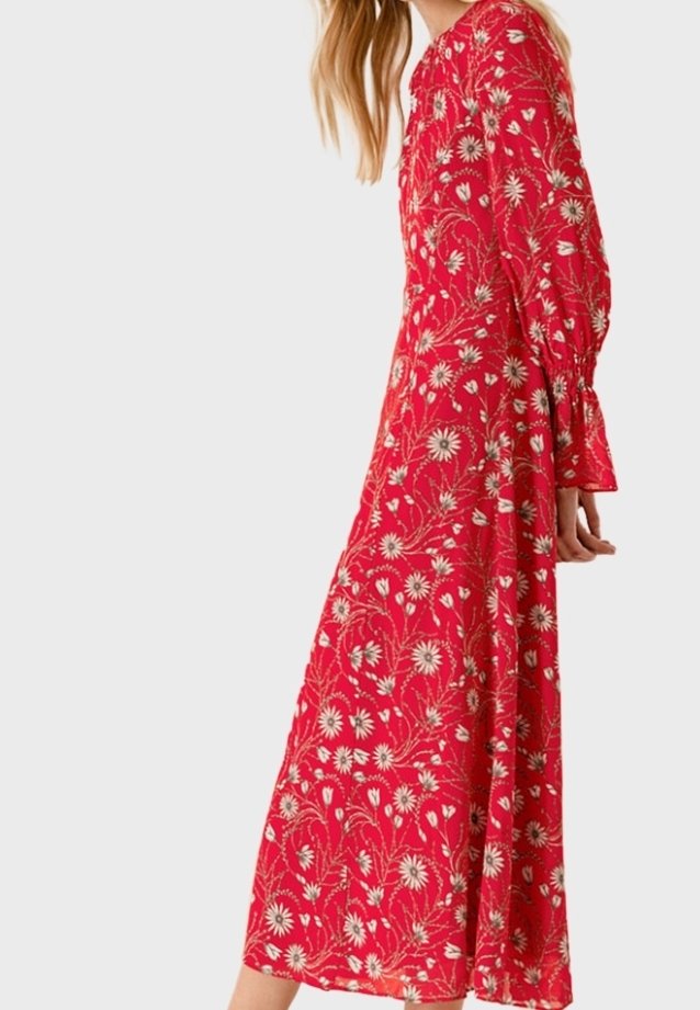 Robe midi rouge à fleurs avec manches longues, dotée d'un col froncé, de motifs de fleurs blanches, et d'un tissu fluide et léger.