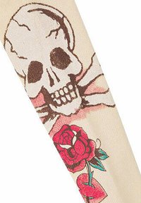 Crème stoffen beschikken over een grote schedelillustratie met een roze lint, vergezeld van rode rozen en groene bladeren, gedrukt in sterke kleuren.