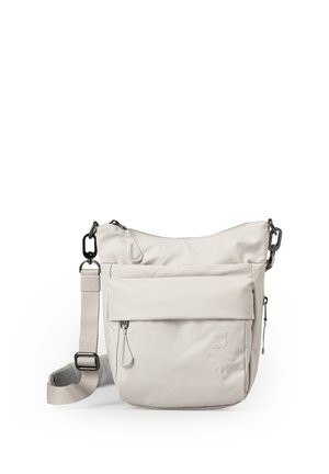 Lichtbeige crossbody tas met verstelbare stoffen riem, voorvak met ritssluiting, klepdetail en subtiele opgedrukte merkopdruk op glad materiaal.