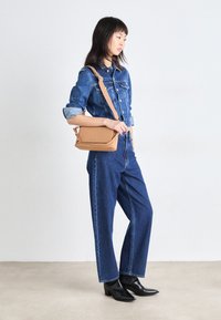 Calvin Klein MUST SHOULDER BAG - Borsa a mano - lion