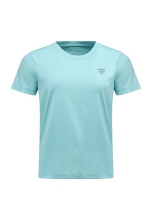 Světle modré tričko s krátkým rukávem vyrobené z jemné bavlny, s kulatým výstřihem a malým logem na levé hrudi.