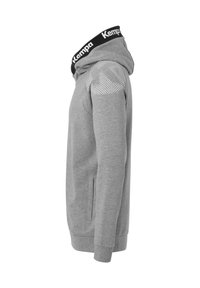 Grå hættetrøje med en sort mærke-bredde, der har sidelommer og strukturerede skulderdetaljer. Lavet af blødt stof, med lange ærmer.