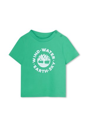 Groen T-shirt met korte mouwen van katoen, met een rond logodesign met de woorden "WIND • WATER • EARTH • SKY" in wit. Twee drukknoopsluitingen op de schouder.