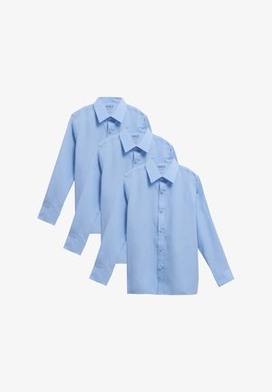 Lichtblauwe overhemd met lange mouwen in een verpakking van drie. Kenmerken zijn een klassieke kraag, knoopsluiting aan de voorkant en een gladde stoftextuur. M&S-logo zichtbaar.