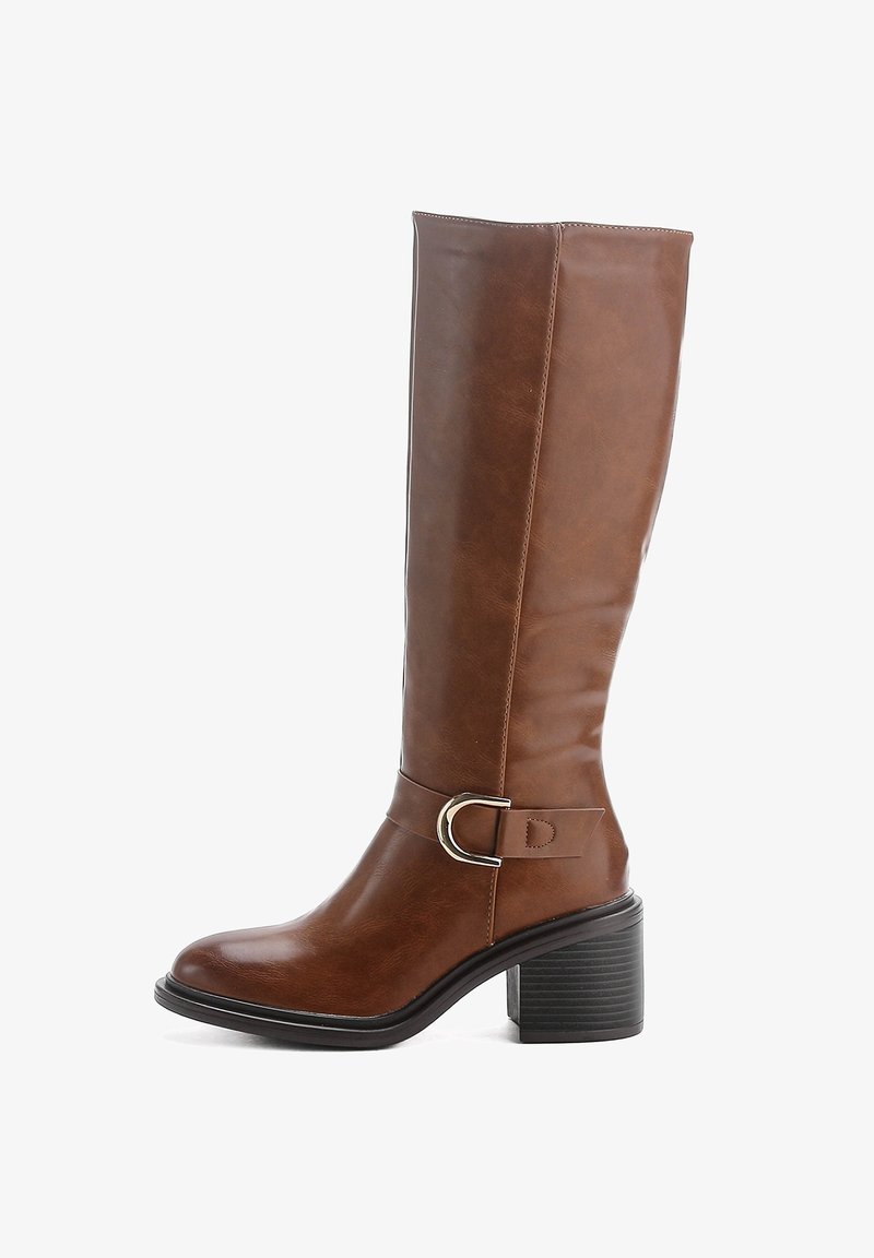 Bota alta de imitación de cuero marrón con puntera redonda, una correa decorativa y hebilla plateada, y un tacón bloque con acabado texturizado.