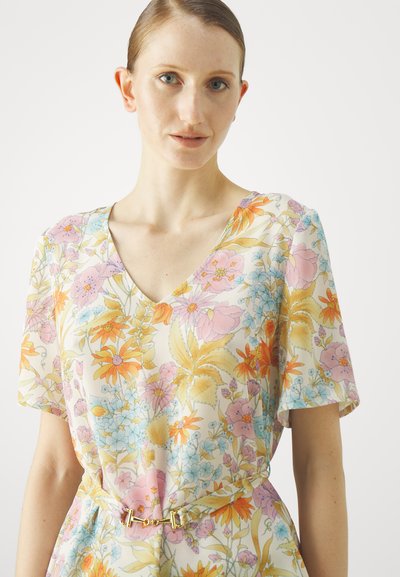 Blumenkleid mit V-Ausschnitt und kurzen Ärmeln, in einer Pastellfarbe mit rosa, blauen und orangefarbenen Blumen. Inklusive einem Gürtel mit goldfarbener Hardware.