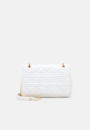 Sac à épaule matelassé blanc Valentino avec logo en relief, bandoulière chaîne dorée, et accent en cuir sur un fond clair uni.