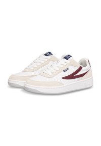 Sneaker bianche con un design in pelle perforata, dettagli in suede beige e un logo bordeaux. Suola in gomma bianca spessa.